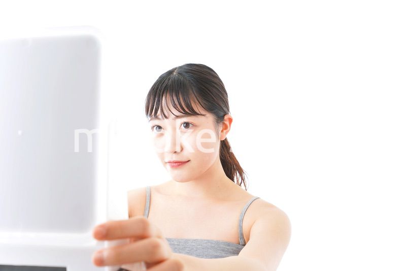 スキンケアをする若い女性