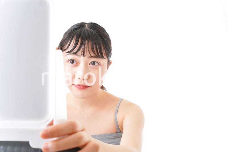 スキンケアをする若い女性