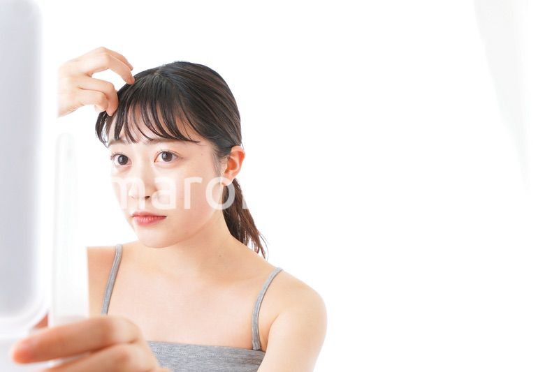 スキンケアをする若い女性