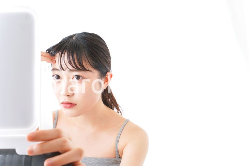 スキンケアをする若い女性