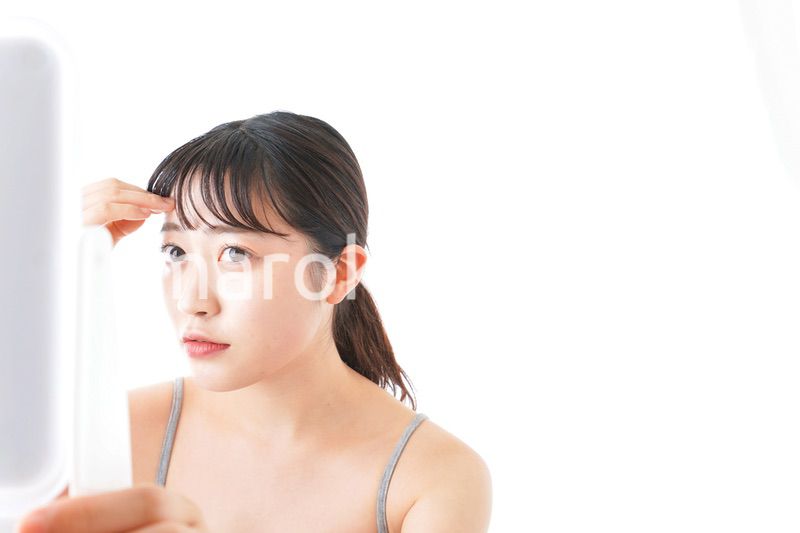 スキンケアをする若い女性