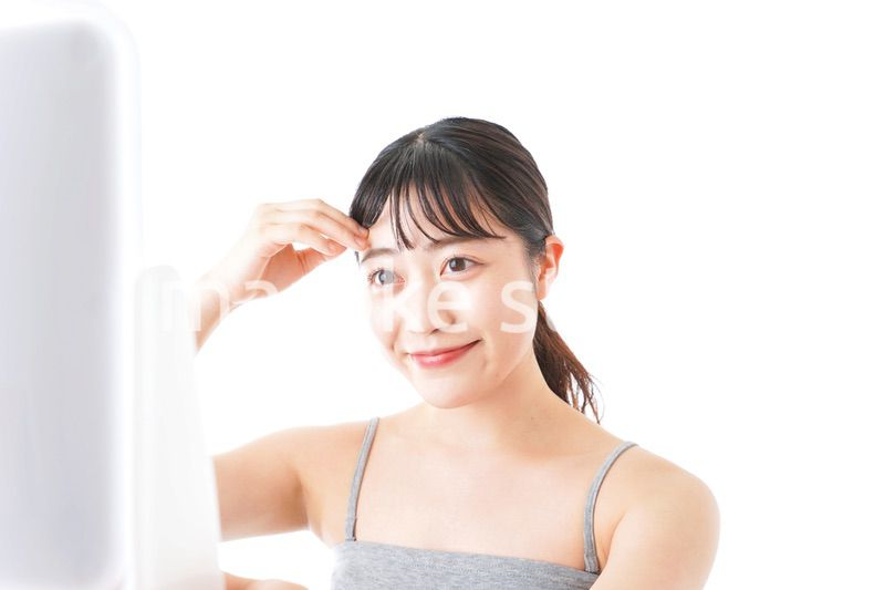 スキンケアをする若い女性