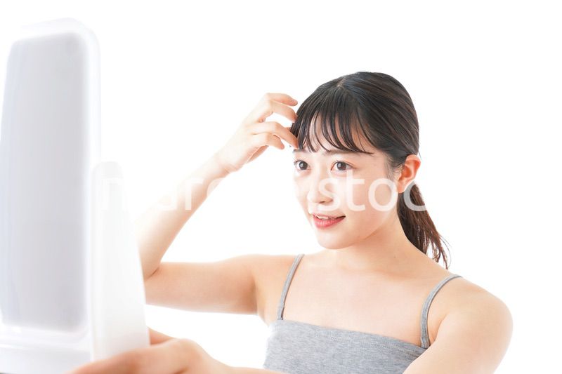 スキンケアをする若い女性