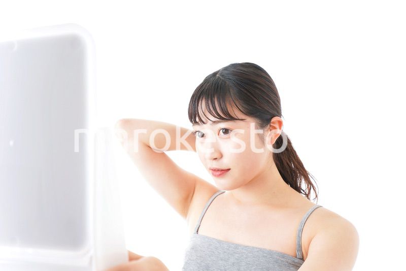 スキンケアをする若い女性