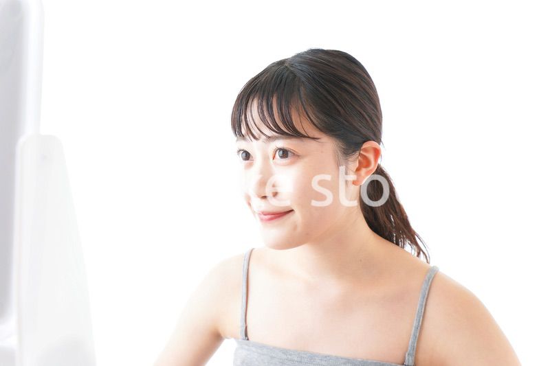 スキンケアをする若い女性