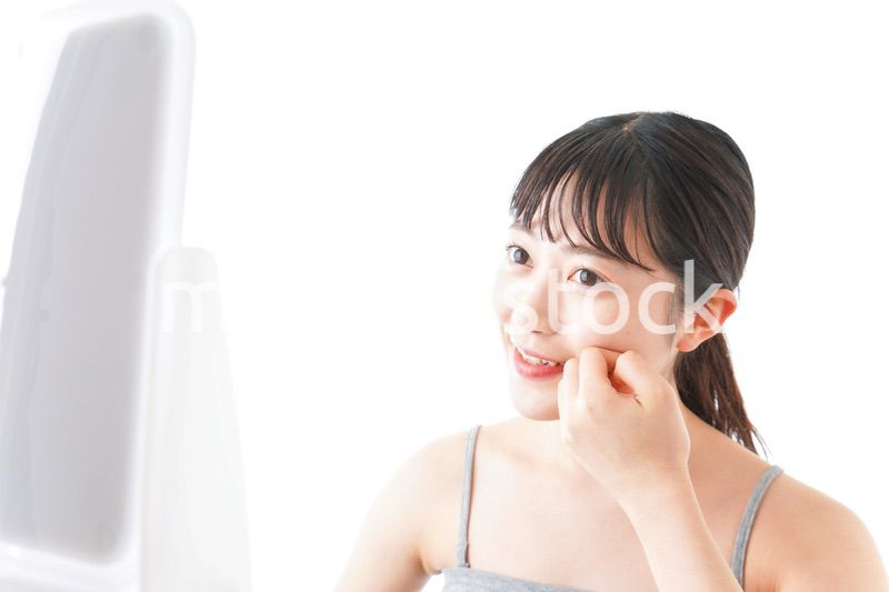 スキンケアをする若い女性