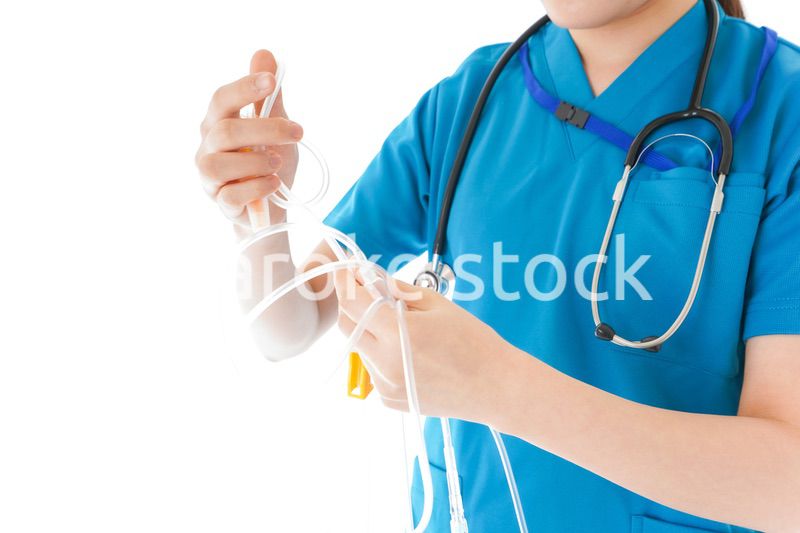 点滴を使う笑顔の若いナース