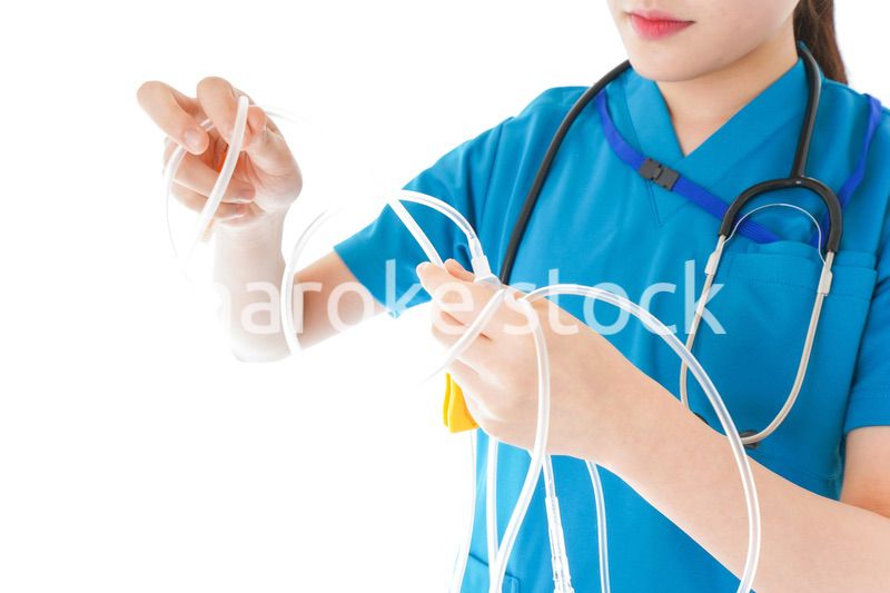 点滴を使う笑顔の若いナース