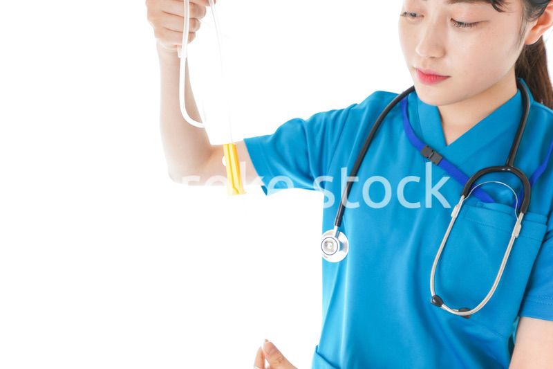 点滴を使う笑顔の若いナース
