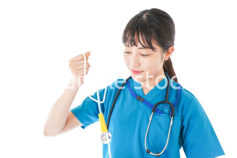 点滴を使う笑顔の若いナース