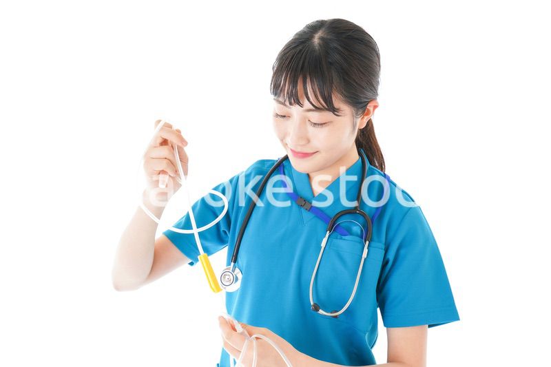 点滴を使う笑顔の若いナース