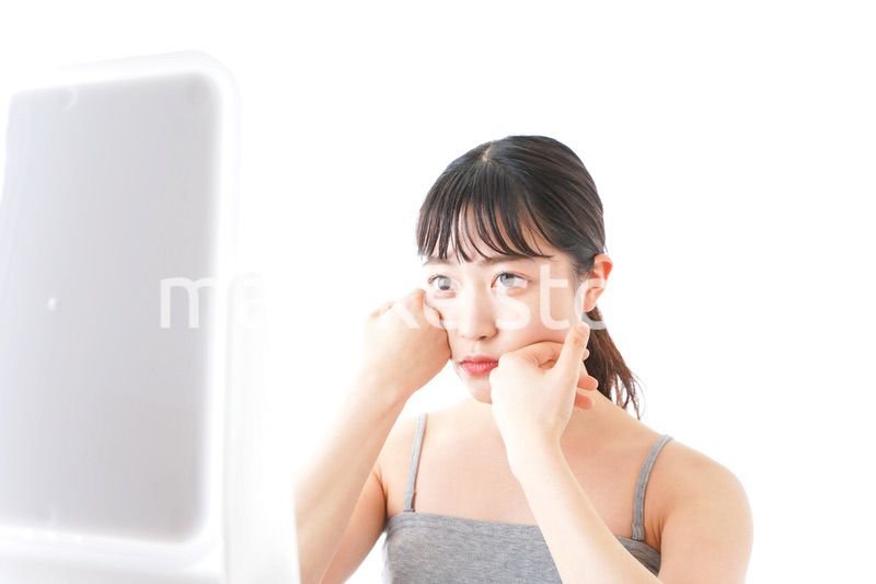 スキンケアをする若い女性