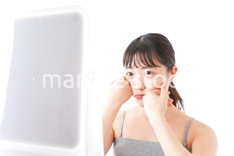 スキンケアをする若い女性