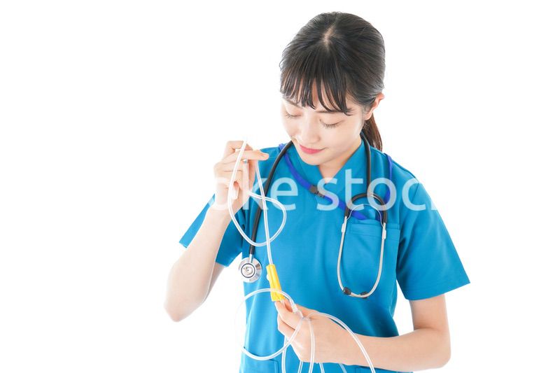 点滴を使う笑顔の若いナース
