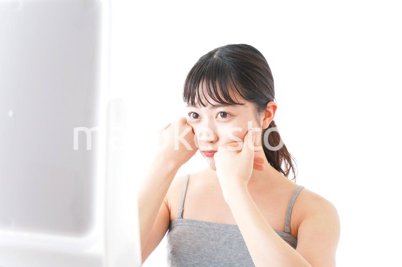 スキンケアをする若い女性