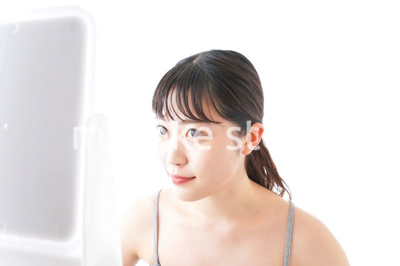 スキンケアをする若い女性