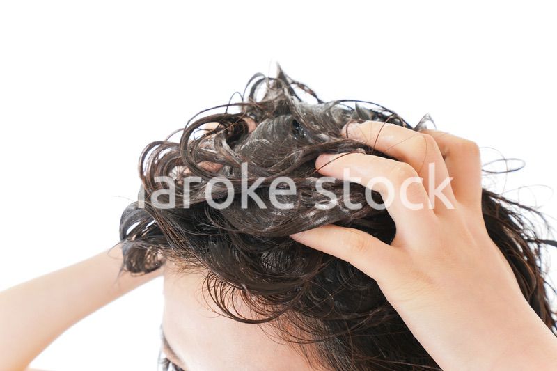 シャンプーをする若い女性