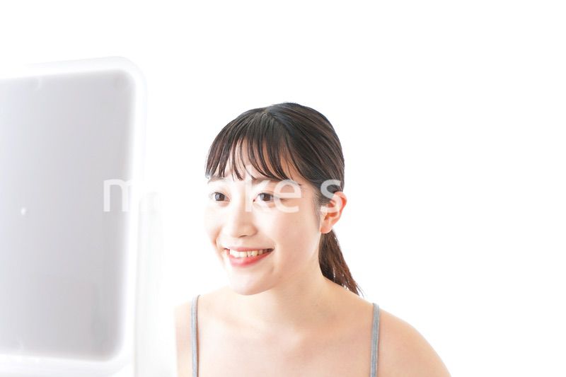 スキンケアをする若い女性