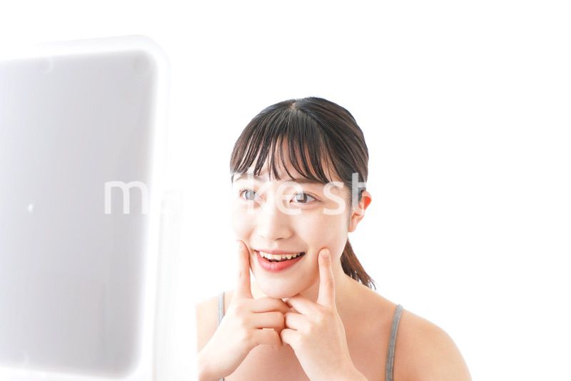 スキンケアをする若い女性