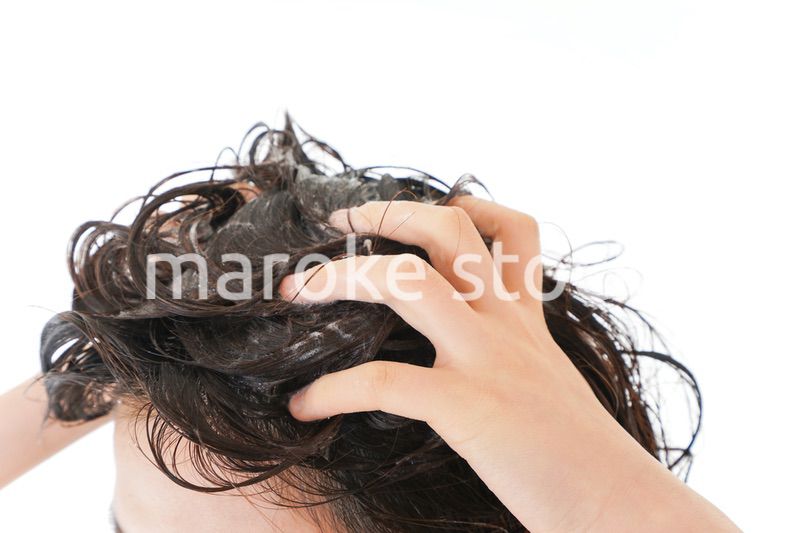 シャンプーをする若い女性