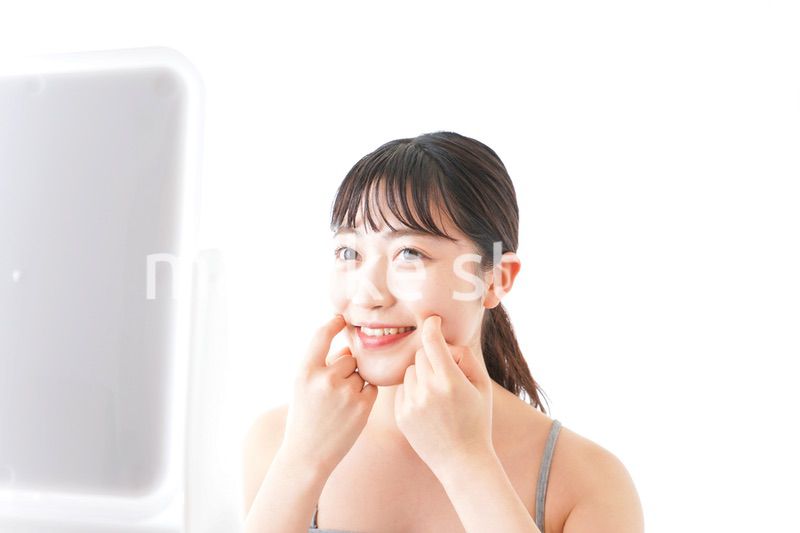 スキンケアをする若い女性