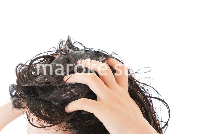 シャンプーをする若い女性