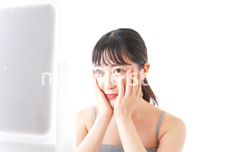 スキンケアをする若い女性