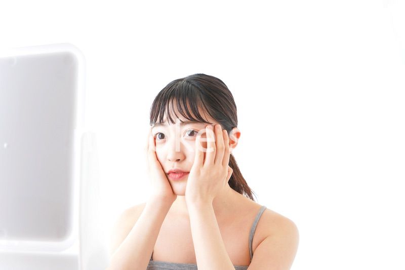 スキンケアをする若い女性