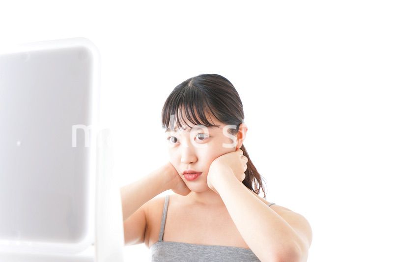 スキンケアをする若い女性