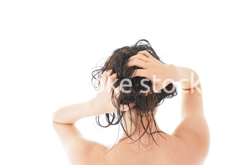 シャンプーをする若い女性