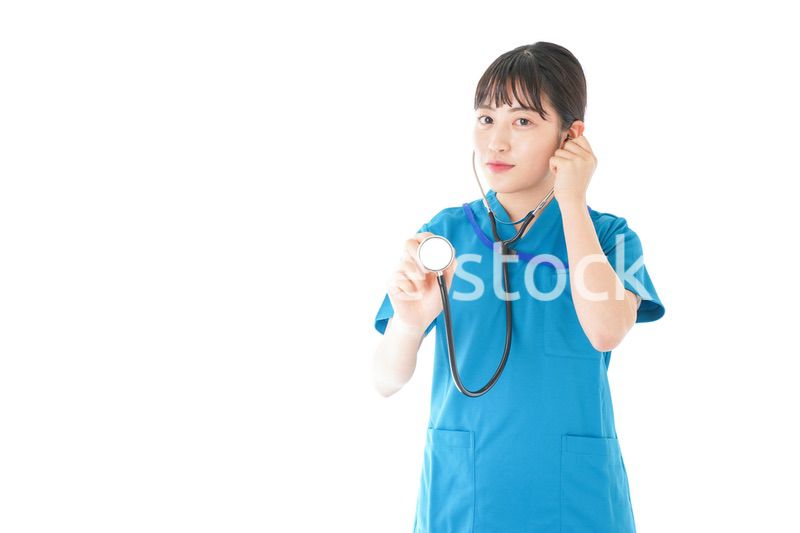 聴診器を使う笑顔の若いナース