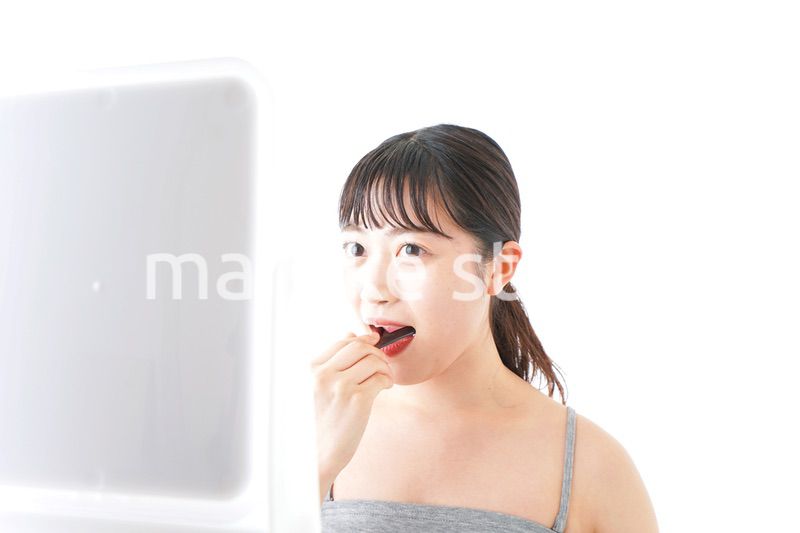 ハミガキをする若い女性