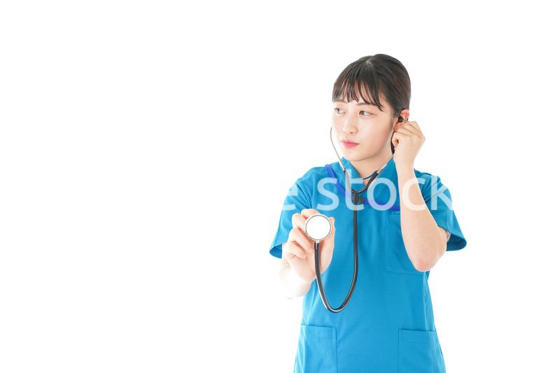 聴診器を使う笑顔の若いナース