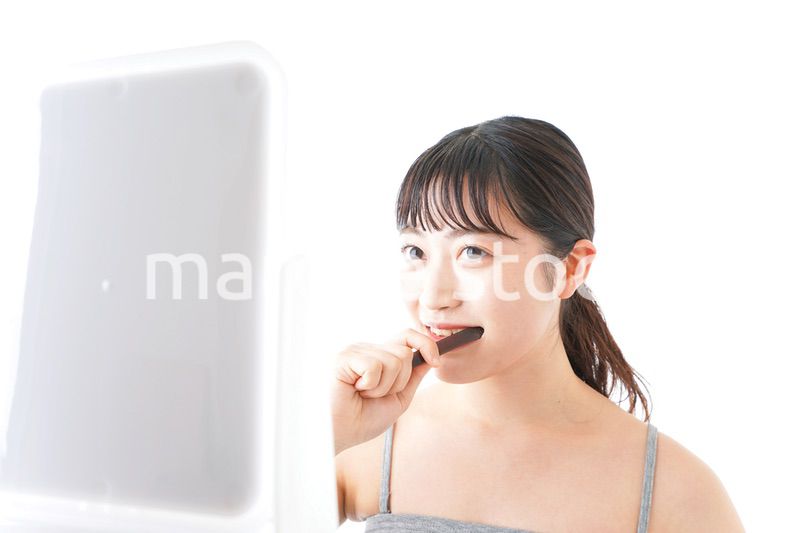 ハミガキをする若い女性