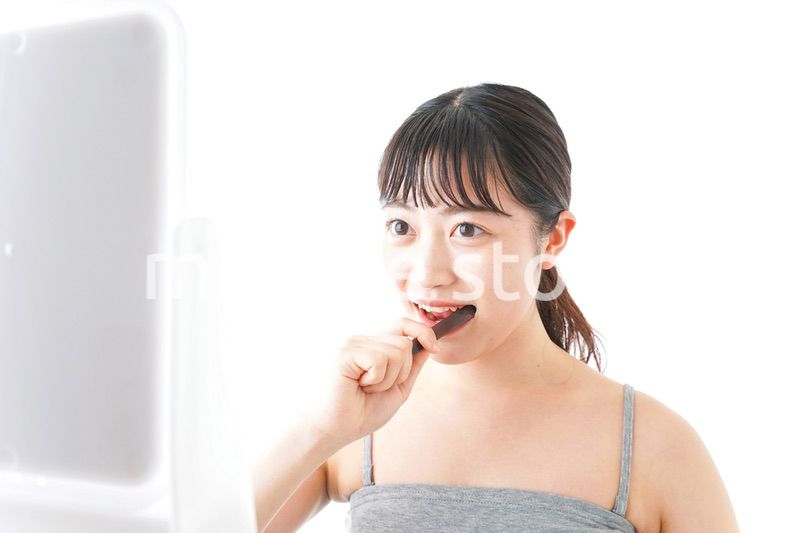 ハミガキをする若い女性