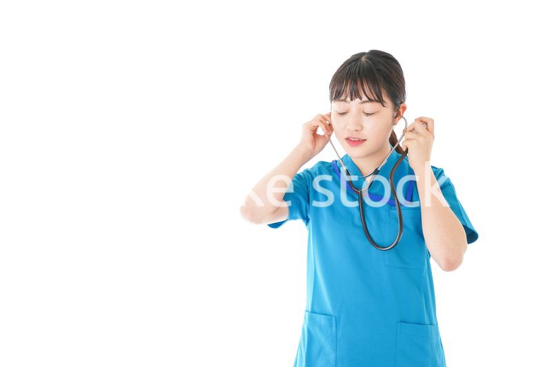 聴診器を使う笑顔の若いナース