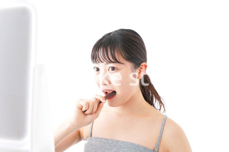 ハミガキをする若い女性