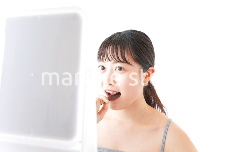 ハミガキをする若い女性