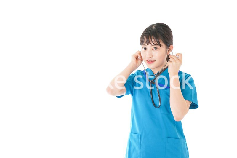 聴診器を使う笑顔の若いナース
