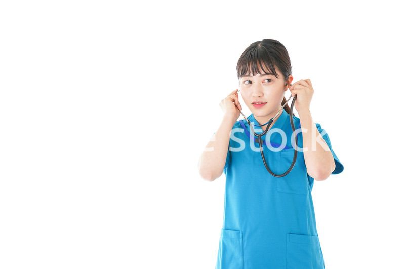 聴診器を使う笑顔の若いナース