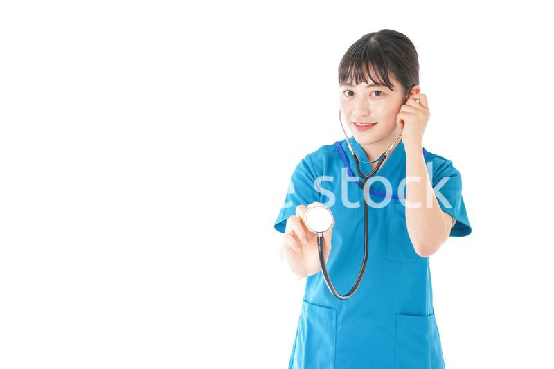 聴診器を使う笑顔の若いナース