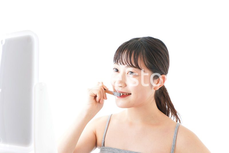 ハミガキをする若い女性