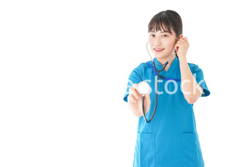 聴診器を使う笑顔の若いナース