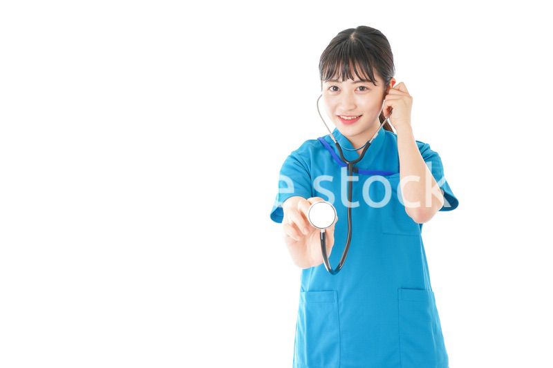 聴診器を使う笑顔の若いナース
