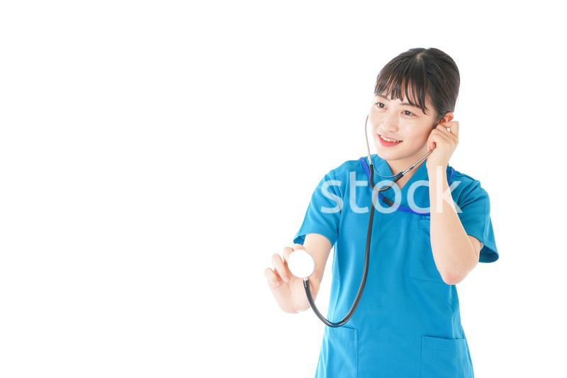 聴診器を使う笑顔の若いナース
