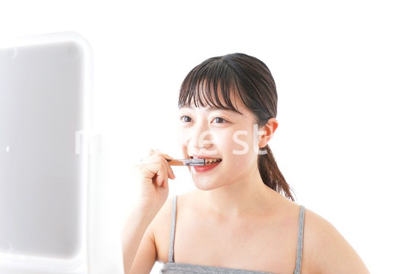 ハミガキをする若い女性