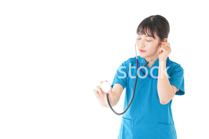聴診器を使う笑顔の若いナース