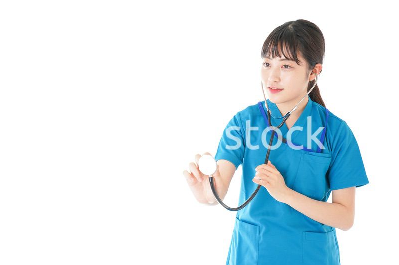 聴診器を使う笑顔の若いナース
