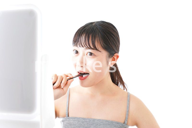 ハミガキをする若い女性