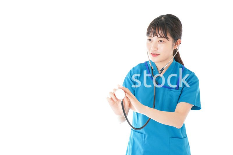 聴診器を使う笑顔の若いナース